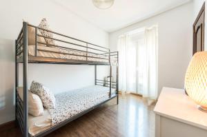 une chambre avec deux lits superposés dans une pièce dans l'établissement Luminosos apartamentos con ascensor en el Centro, SOL, à Madrid