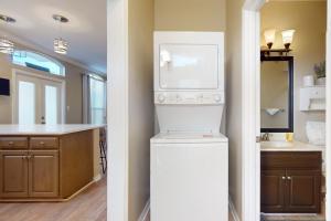 uma cozinha com máquina de lavar e secar roupa num quarto em Emerald View em Destin