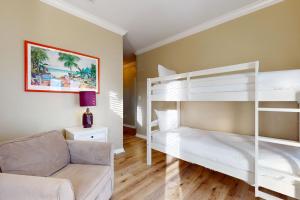 um quarto com 2 beliches e um sofá em Emerald View em Destin