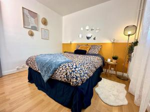 a bedroom with a bed in a room at Le Bleu Soleil - à 2 min du métro - 7 min de Paris in Maisons-Alfort