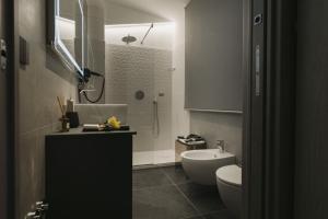 Koupelna v ubytování Domus Rosae + 37 fotografií