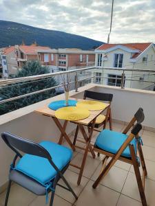 ein Balkon mit Tisch und Stühlen auf einem Dach in der Unterkunft Casa Mia 2 Porto in Herceg-Novi
