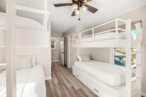 1 dormitorio con literas blancas y ventilador de techo en Gulf Coast Retreat with Pool 1 Mile to Beach, en Santa Rosa Beach 27 fotos más
