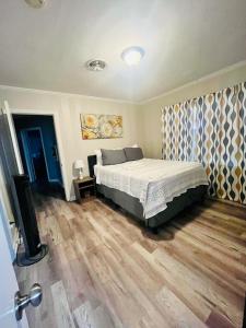 Un dormitorio con una cama y un televisor de pantalla plana. en Center City Family Getaway, en Columbus