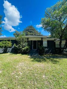 una casa con un árbol delante en Center City Family Getaway, en Columbus