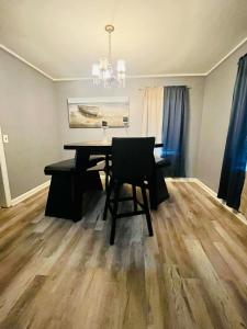 Un comedor con una mesa y una silla. en Center City Family Getaway, en Columbus 7 fotos más