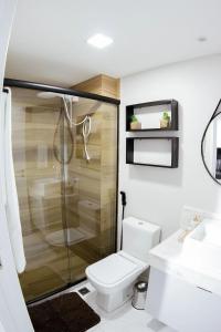 ein Badezimmer mit Dusche, Toilette und Waschbecken in der Unterkunft Unity - Cabo Branco in João Pessoa