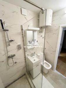 ベオグラードにあるWATEREFRONT Apartments - Belgradeのトイレと洗面台を備えた白いバスルーム +16枚の写真
