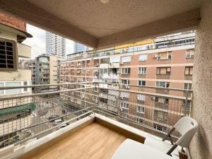 ベオグラードにあるWATEREFRONT Apartments - Belgradeの建物が見えるバルコニー