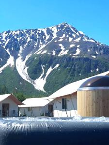 Ein allgemeiner Bergblick oder ein Berglick von des Ferienhauses aus