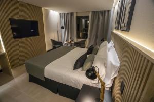 Postel nebo postele na pokoji v ubytování Mabra Suites
