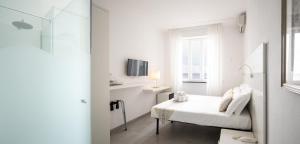 Televízia a/alebo spoločenská miestnosť v ubytovaní Hotel Ligure