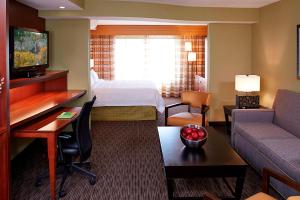Posezení v ubytování Courtyard by Marriott Ithaca Airport/University