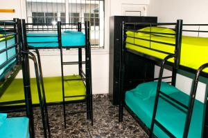 Un pat sau paturi într-o cameră la El Machico Hostel
