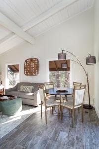 une salle à manger avec une table, des chaises et un canapé dans l'établissement Peaceful Heights with Cozy Decks and Smart TV, à Townsend