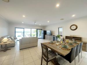 Η κουζίνα ή μικρή κουζίνα στο Scenic 5 Bed Riverview Classic and Relaxing Escape