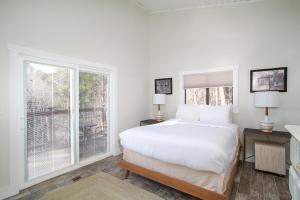 une chambre avec un grand lit blanc et une fenêtre dans l'établissement Peaceful Heights with Cozy Decks and Smart TV, à Townsend 38 autres photos