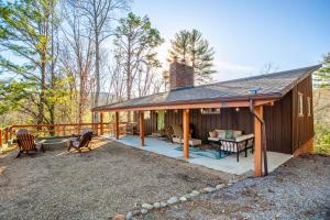 Cette petite maison dispose d'une terrasse couverte. dans l'établissement Peaceful Heights with Cozy Decks and Smart TV, à Townsend