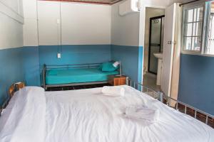 Un pat sau paturi într-o cameră la El Machico Hostel