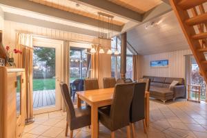 Un comedor con mesa y sillas en Seeschwalbe Classic 283, en Mirow