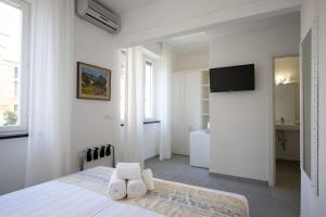 Televízia a/alebo spoločenská miestnosť v ubytovaní Hotel Ligure