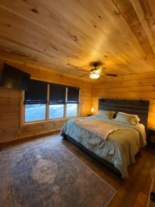 Postel nebo postele na pokoji v ubytování Stunning Mountain View Cabin-Pet-Friendly-Quiet-Private-15 Min from town