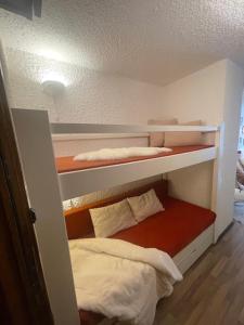 a room with two bunk beds in a room at Le 104 La Reserve Courchevel, Ski aux pied in Courchevel