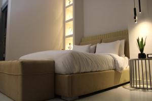 เตียงในห้องที่ Elite Hotel