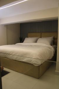 เตียงในห้องที่ Elite Hotel