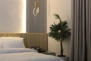 เตียงในห้องที่ Elite Hotel