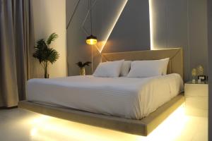 เตียงในห้องที่ Elite Hotel