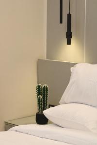 เตียงในห้องที่ Elite Hotel