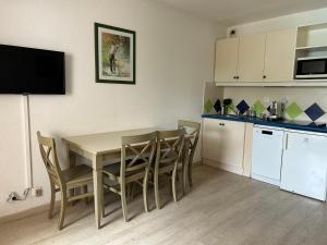 Η κουζίνα ή μικρή κουζίνα στο Appartement vue Piscine - clim