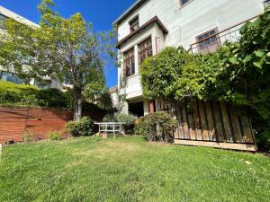 une maison avec une table de pique-nique dans la cour dans l'établissement Casona Doña Petu, à Viña del Mar