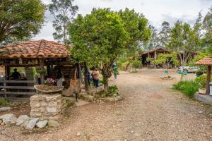 eine Gruppe von Häusern, vor denen Menschen stehen in der Unterkunft Hotel Campestre - CIUDADELA EL ARTESANO in Carolina del Principe