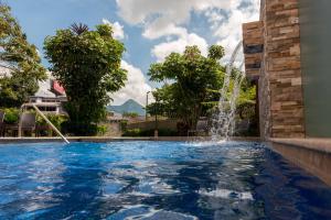 a swimming pool with a fountain at Courtyard by Marriott San Salvador in San Salvador