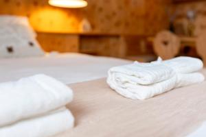 Una cama o camas en una habitación de Berghotel Pischa Mountain Lodge