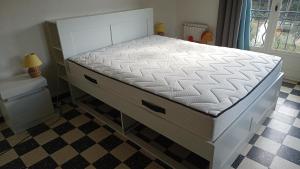 een wit bed in een slaapkamer met een geruite vloer bij VILLA AVEC PISCINE A 400M DE LA PLAGE in Sanary-sur-Mer +32 foto's