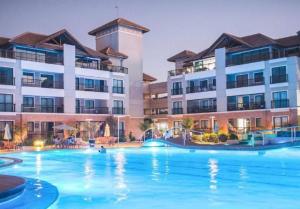 アキラスにあるcobertura mediterraneéの建物の前の大きなプール