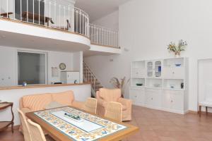 uma sala de estar com mesa e cadeiras em La Risacca - Ravello Accommodation em Minori