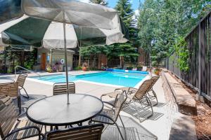 A piscina localizada em The Lodge at Steamboat ou nos arredores