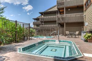 A piscina localizada em The Lodge at Steamboat ou nos arredores