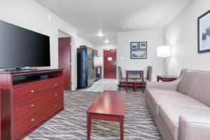 TV a/nebo společenská místnost v ubytování Cobblestone Hotel & Suites - Lynden
