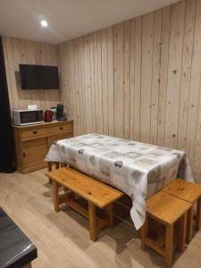 a room with a table with a mattress on it at Le nid douillet du Belvédère in Montvalezan +10 photos