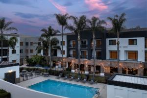 Bazén v ubytování Courtyard by Marriott San Diego Carlsbad nebo v jeho okolí