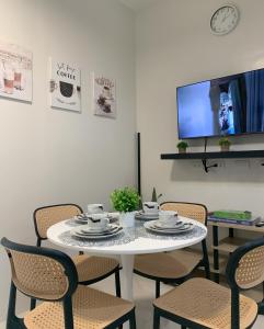 TV a/nebo společenská místnost v ubytování SAL'S Oceancrest Suite