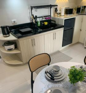 Kuchyň nebo kuchyňský kout v ubytování SAL'S Oceancrest Suite