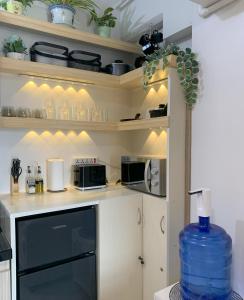 Kuchyň nebo kuchyňský kout v ubytování SAL'S Oceancrest Suite