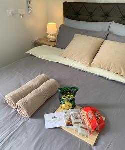 Postel nebo postele na pokoji v ubytování SAL'S Oceancrest Suite