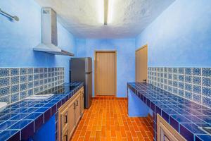 a blue kitchen with blue tiles on the counters at Hotel Casona Quetzal in Guadalajara +17 photos